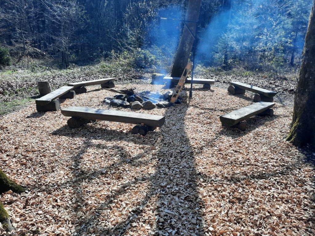 Foyer extérieur du Refuge de Reverolle entouré d'un nouveau tapis de copeaux frais