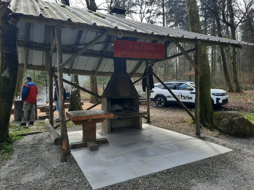 Espace grill « À la Chotte » du Refuge de Reverolle avec son dallage terminé