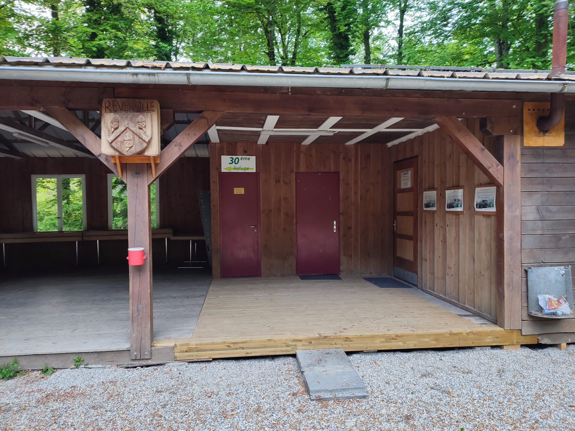 Auvent du Refuge de Reverolle avec ancien et nouveau plancher côte à côte